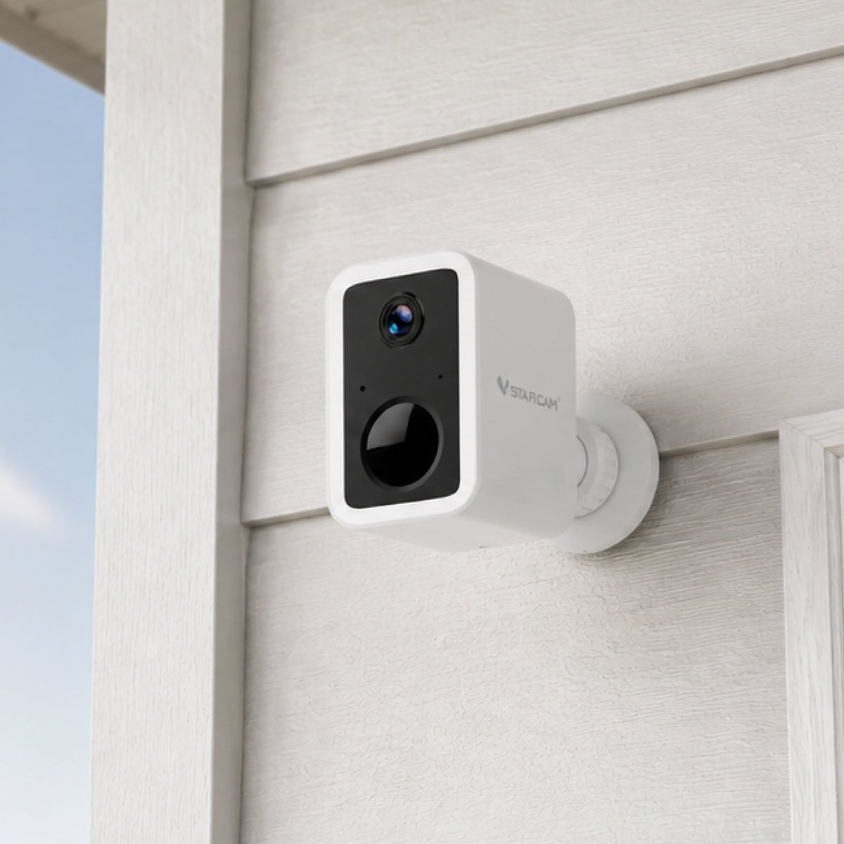 CB554 | 3MP Wireless Floodlight Camera - Color Night Vision & Active Deterrence